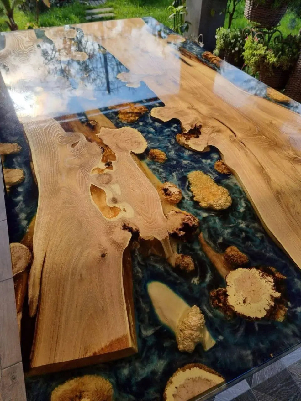 Rivier tafel vangt de krachtige stilte van de oceaan. Met de hand vervaardigd uit zeldzaam acacia burl hout en afgewerkt met diepzwarte epoxyhars en verfijnde witte golfdetails, roept deze tafel het beeld op van een wilde kustlijn, bevroren in de tijd.