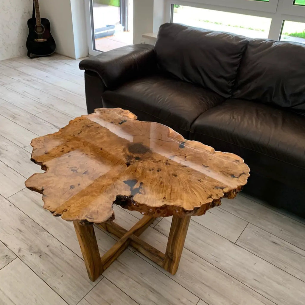 Deze tafel is gemaakt uit een enkele massieve eiken wortelboomstamplaat, waarbij de jaarringen en natuurlijke zenuwen prachtig zichtbaar zijn gebleven. Met een organische, vrije randvorm en een gladde, duurzame afwerking.