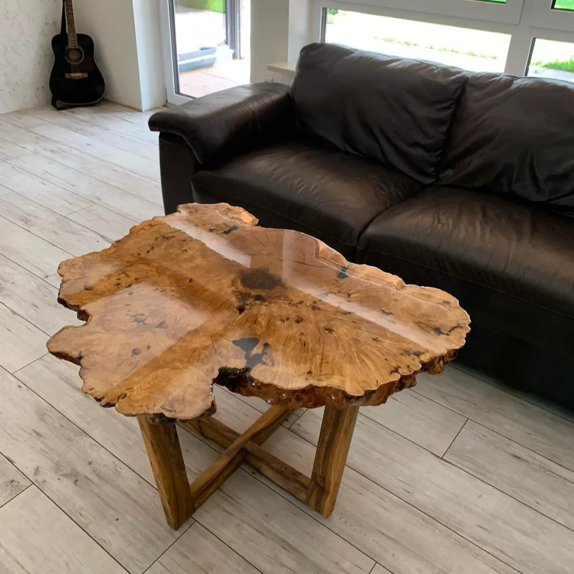 Deze tafel is gemaakt uit een enkele massieve eiken wortelboomstamplaat, waarbij de jaarringen en natuurlijke zenuwen prachtig zichtbaar zijn gebleven. Met een organische, vrije randvorm en een gladde, duurzame afwerking.