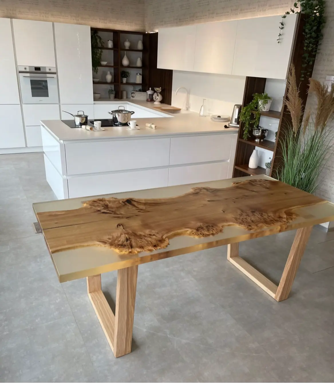 Een houten salontafel met een natuurlijk, levendig design, een glad oppervlak en een helder glazen blad. De tafel staat in een modern interieur met lichtgekleurde muren en een plant op de achtergrond.