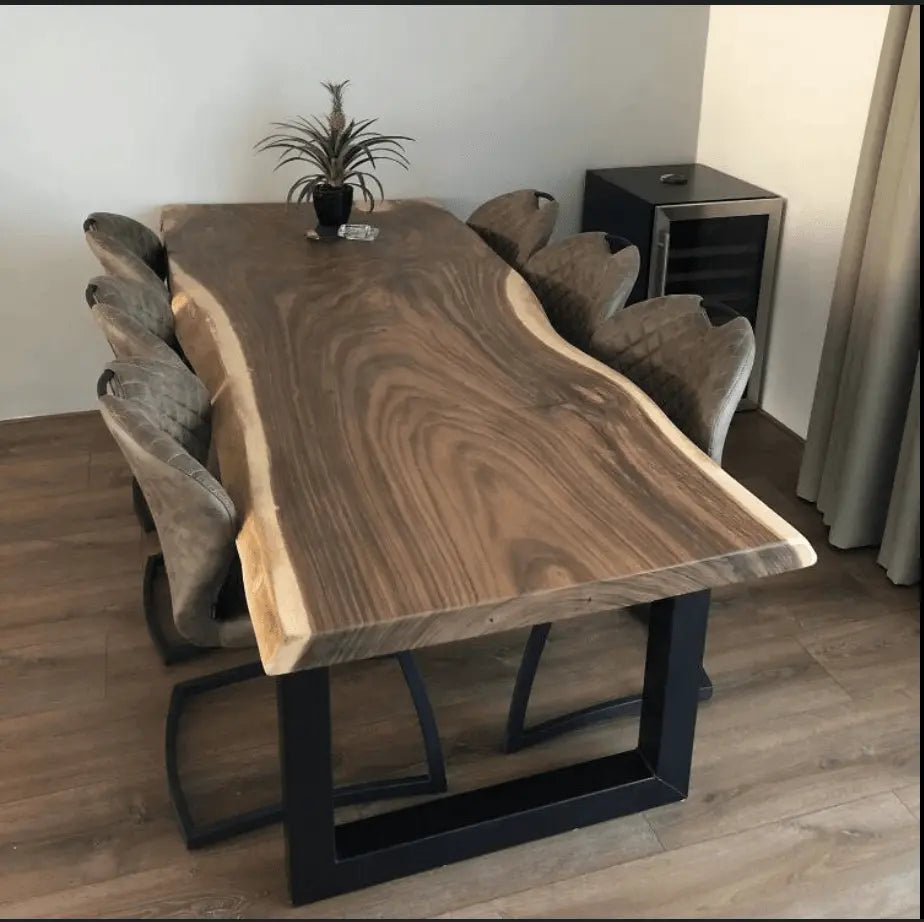 Massief houten eettafel, vervaardigd uit één stuk zorgvuldig geselecteerd hout. De natuurlijke nerfpatronen en rijke tinten. Het robuuste gepoedercoate stalen onderstel biedt een strak contrast en garandeert stabiliteit en duurzaamheid. Perfect voor moderne en rustieke interieurs, biedt de Bosrand tafel comfortabel plaats aan een groot gezelschap.