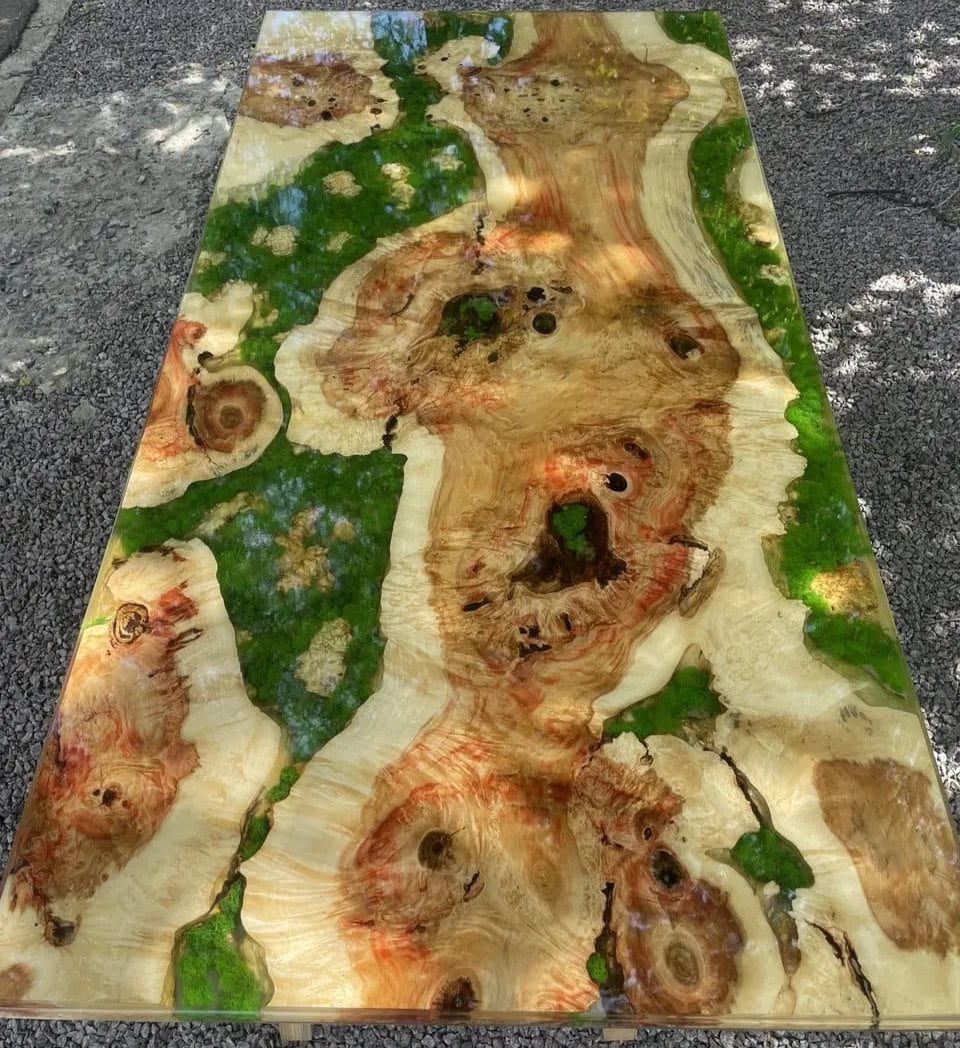 Handgemaakt van eersteklas esdoorn en versierd met geconserveerd Noors mos. Het volgt de natuurlijke nerf van het hout en creëert zo een sculpturale uitstraling. De tafel heeft een licht, natuurlijk onderstel gecombineerd met rijke bruine en roodachtige esdoorntinten.