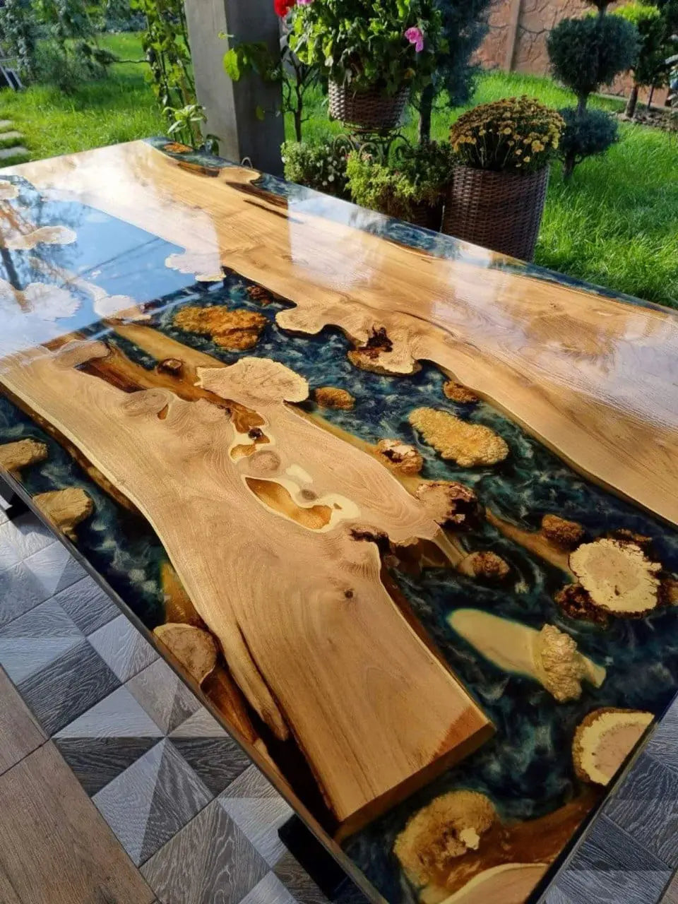 Luxe houten eettafel met epoxy zwart hars, rustieke boomstamtafel met glanzende afwerking, moderne handgemaakte design tafel voor woonkamer of kantoor.
