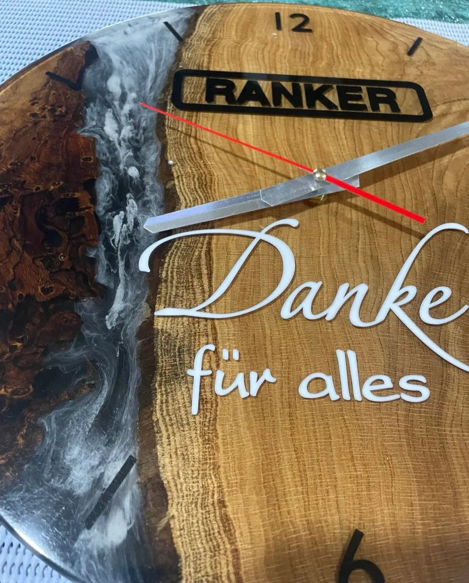 Luxe handgemaakte houten analoge wandklok met zwarte epoxyhars, zilveren en rode wijzers en persoonlijke gravure.