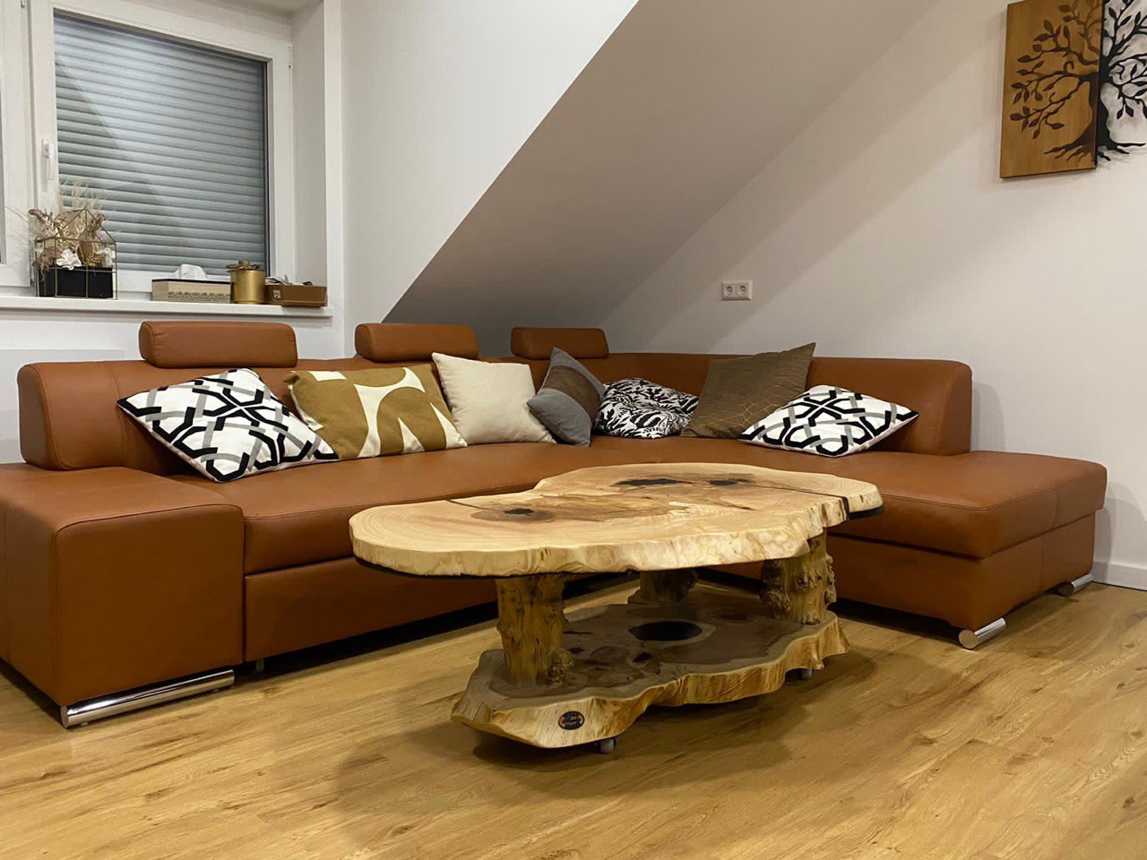 Boomstam salontafel van natuurlijk hout met live edge ontwerp, organische vormen en handgemaakte, getextureerde poten. Rustieke eiken afwerking, ideaal voor moderne interieurs, boho woonkamers of landelijke inrichting.