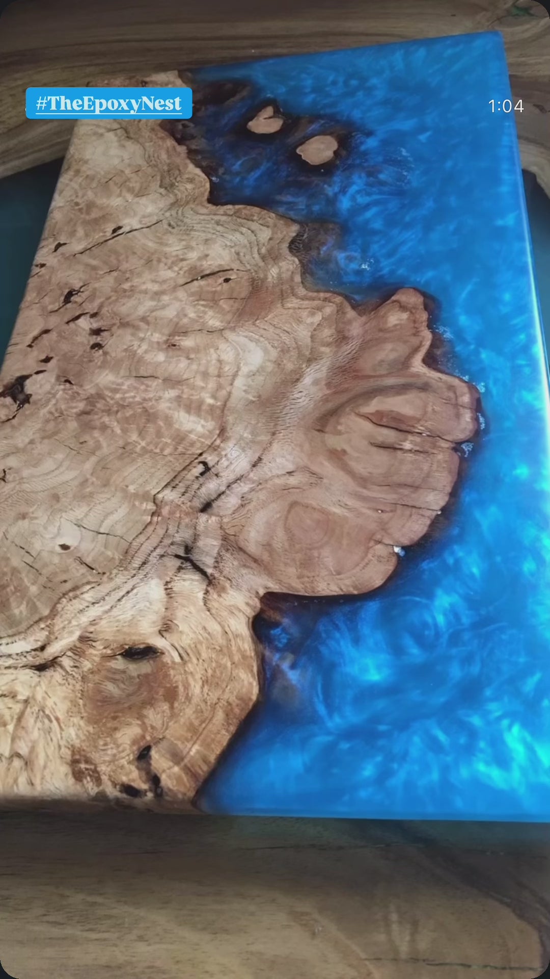 Video van verschillende stijlen decoratieve houten snijplanken die contrasteren met de natuurlijke houtnerf en kleurrijke epoxy-accenten.
