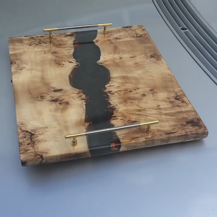 Luxege Tray is een serveerschaal gemaakt van echt hout zoals walnoot, esdoorn, eik of olijf, gecombineerd met kunstzinnige epoxyhars in diverse kleuren. Elke schaal is handgemaakt en uniek in patroon en kleurcombinatie.